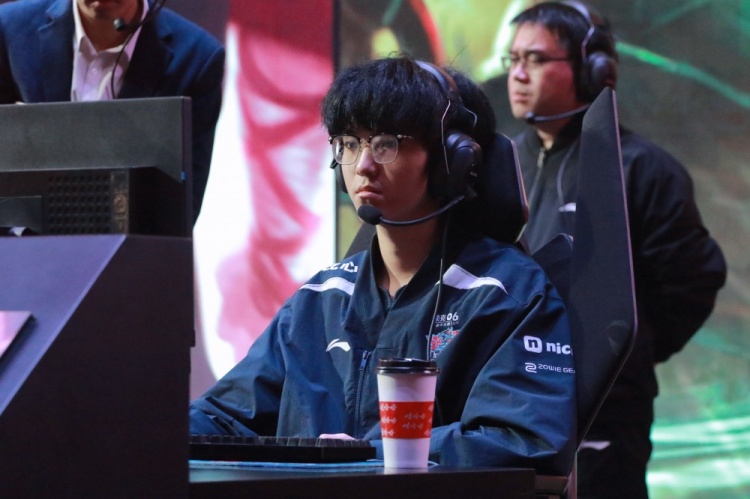 LNG赛场返图：联盟第一 全员比心