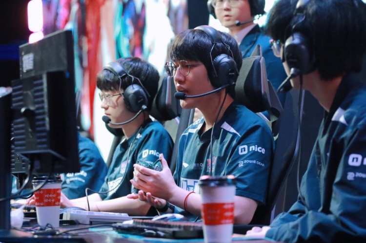 LNG赛场返图：联盟第一 全员比心