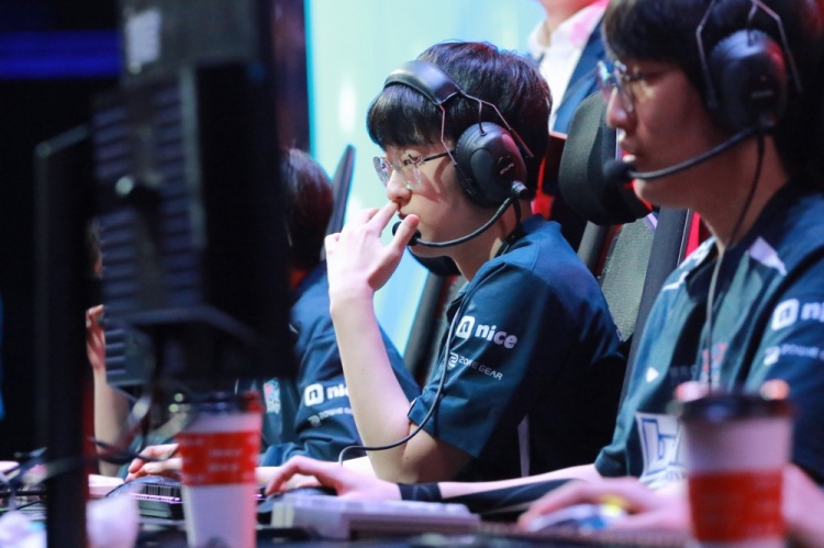 LNG赛场返图：联盟第一 全员比心