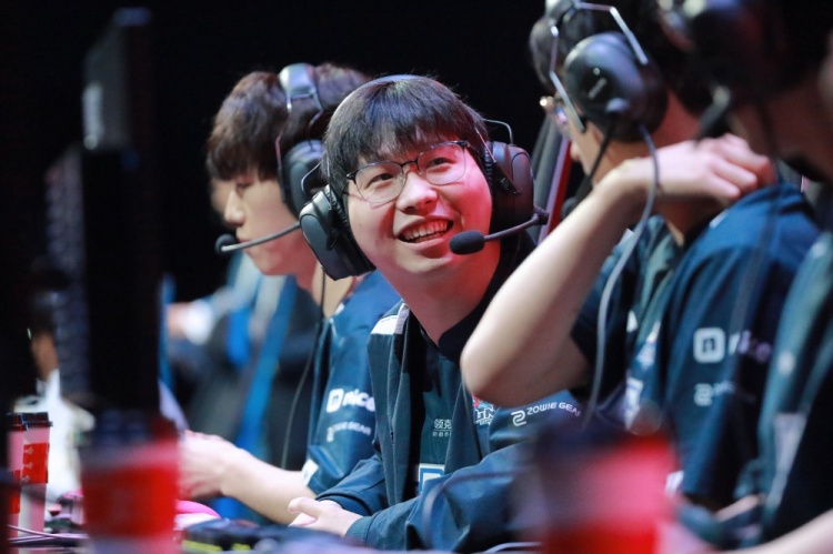 LNG赛场返图：联盟第一 全员比心