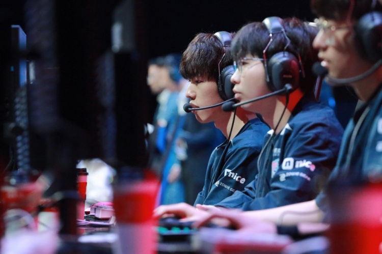 LNG赛场返图：联盟第一 全员比心