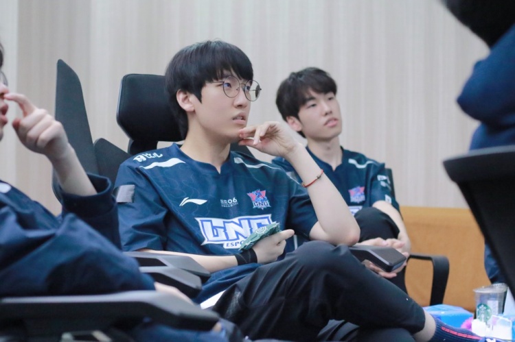 LNG赛场返图：联盟第一 全员比心