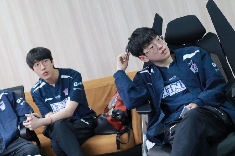 LNG赛场返图：联盟第一 全员比心