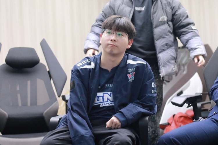 LNG赛场返图：联盟第一 全员比心