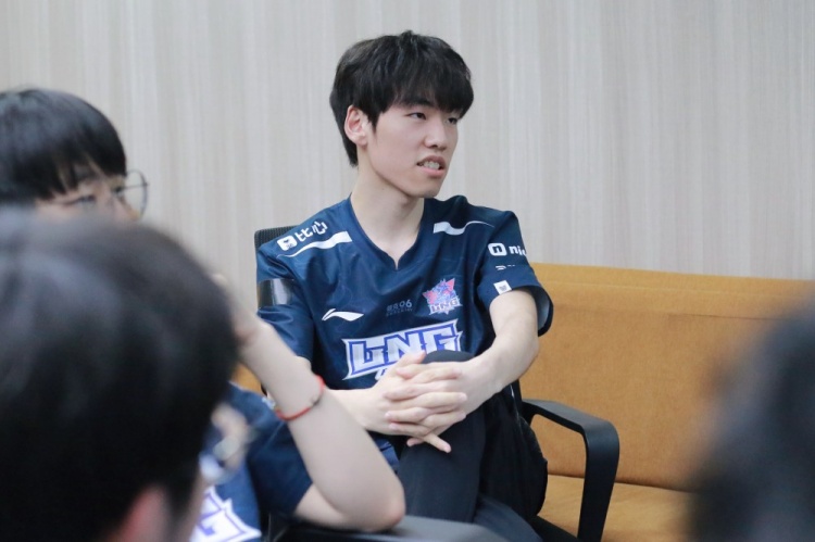 LNG赛场返图：联盟第一 全员比心