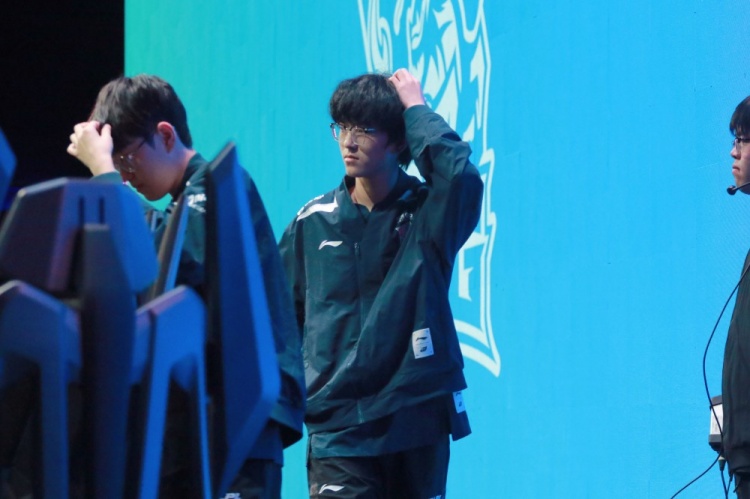 LNG赛场返图：联盟第一 全员比心