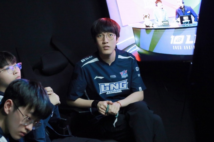 LNG赛场返图：联盟第一 全员比心