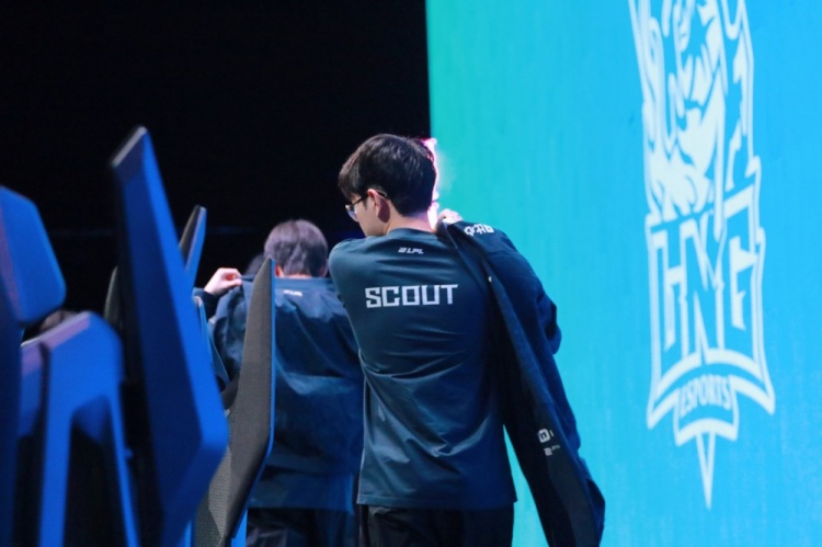 LNG赛场返图：联盟第一 全员比心