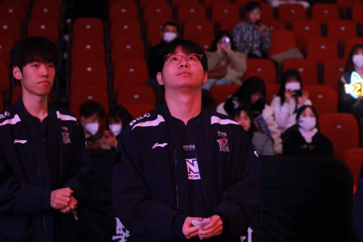 LNG赛场返图：联盟第一 全员比心