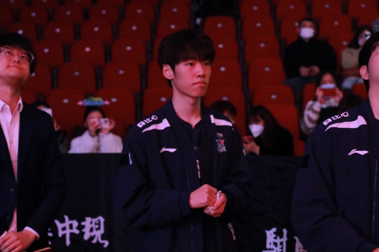 LNG赛场返图：联盟第一 全员比心