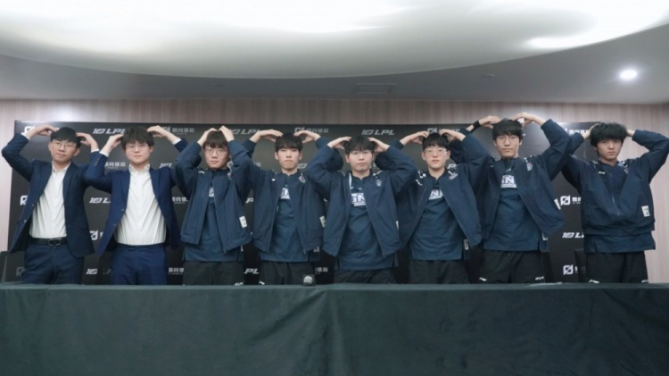 LNG赛场返图：联盟第一 全员比心