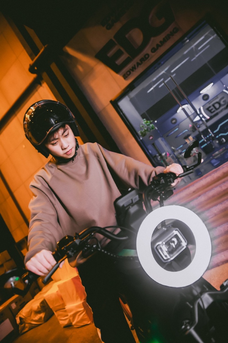 EDG分享Ale帅照：追风少年，阿乐帅哥