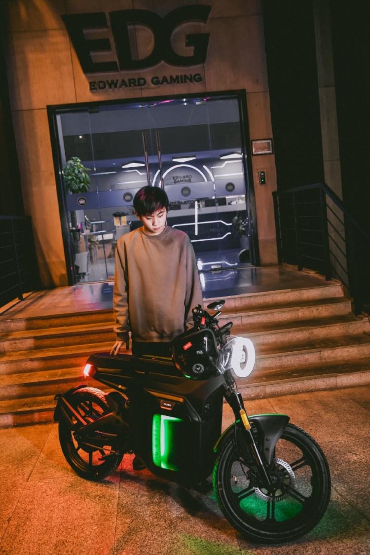 EDG分享Ale帅照：追风少年，阿乐帅哥