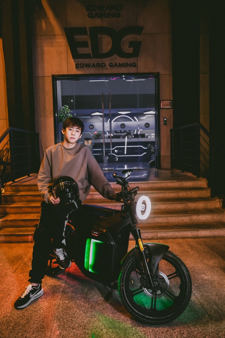 EDG分享Ale帅照：追风少年，阿乐帅哥