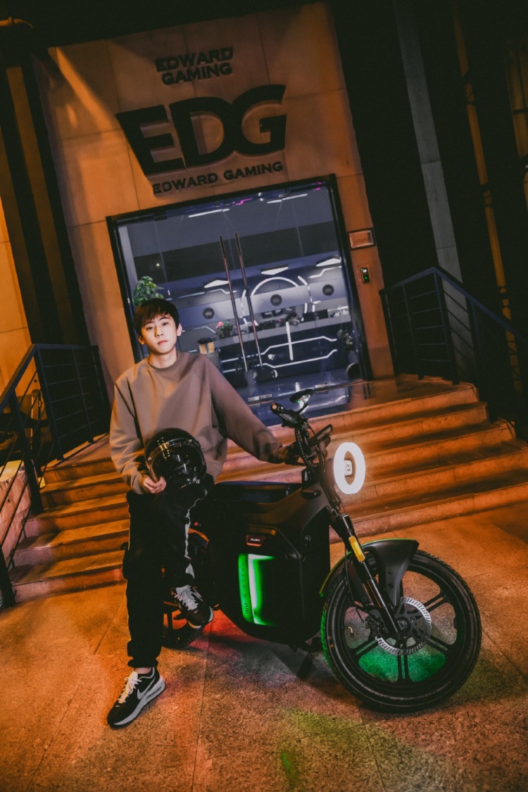 EDG分享Ale帅照：追风少年，阿乐帅哥