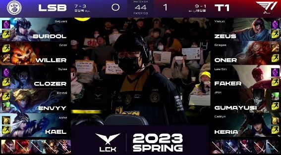 ?LCK:Zeus再秀上单亚索 小吕布烬精准架狙收割 T1 2-0LSB