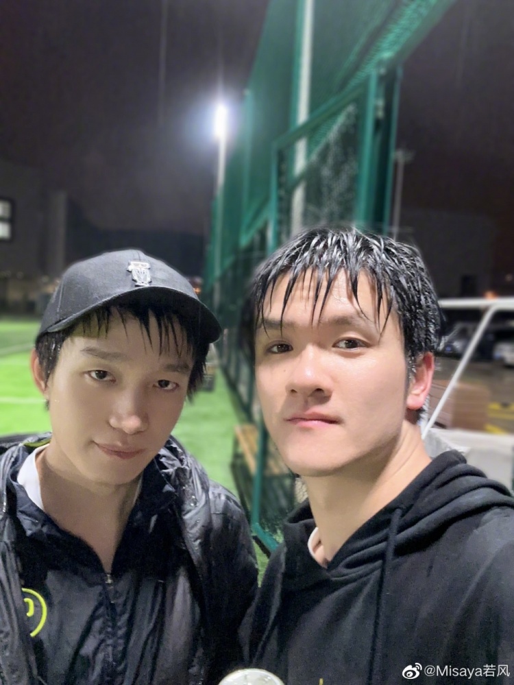 若风分享和Clearlove踢球:暴雨下的一场球,爽