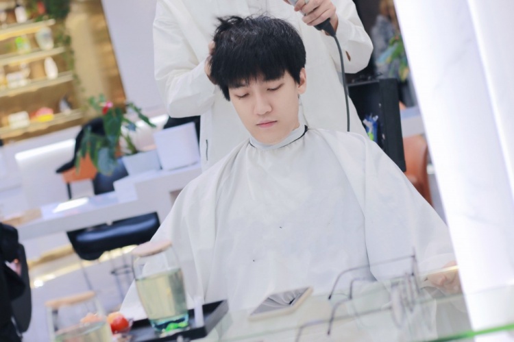 LNG小麒麟相馆：勇哥这次带领小饭团去解锁了新的理发店