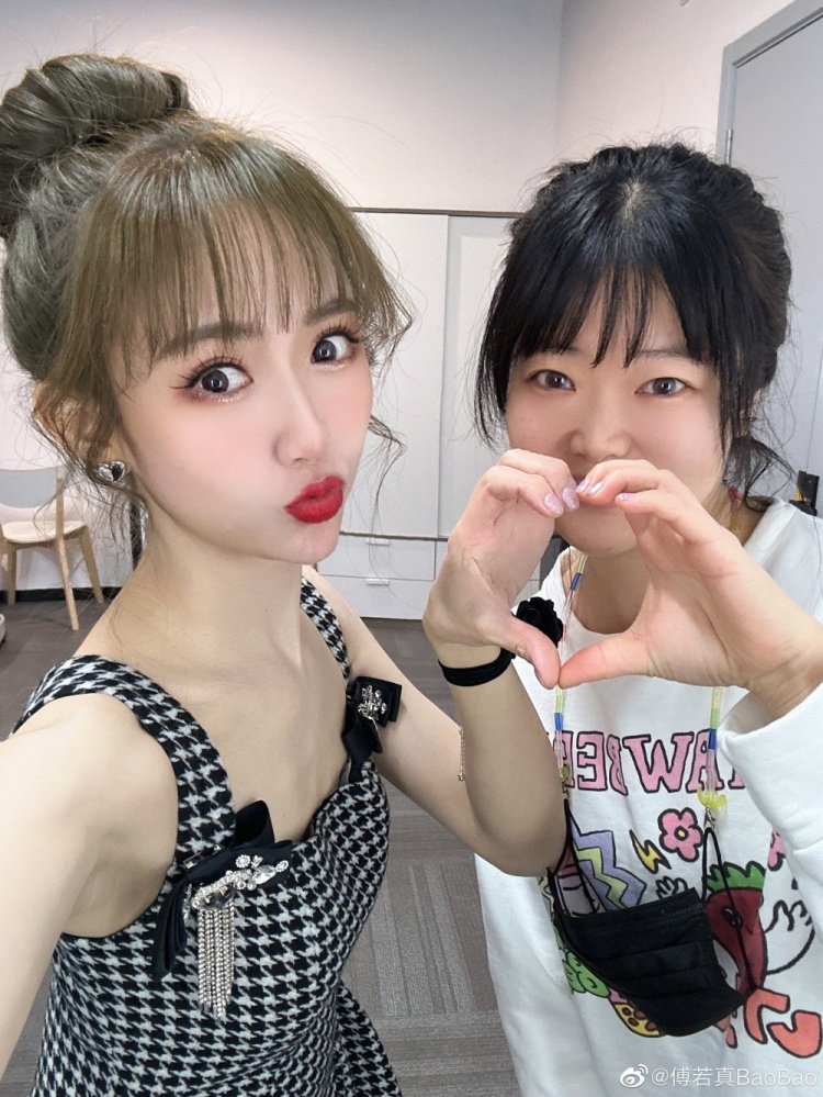 LPL主持人BaoBao晒照：西安 再见！