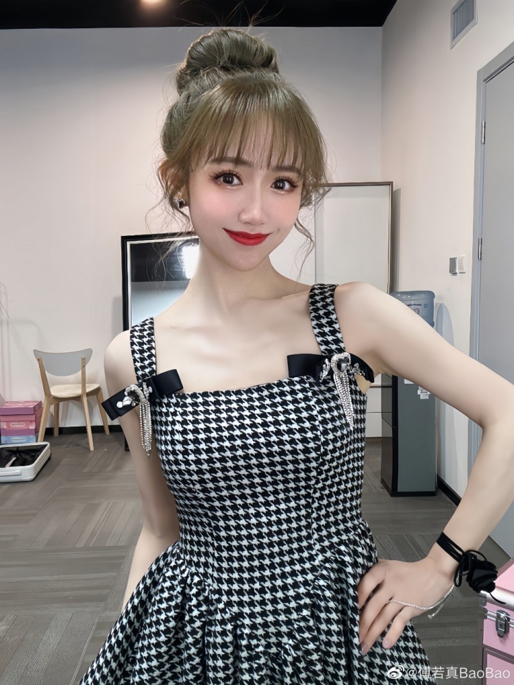 LPL主持人BaoBao晒照：西安 再见！