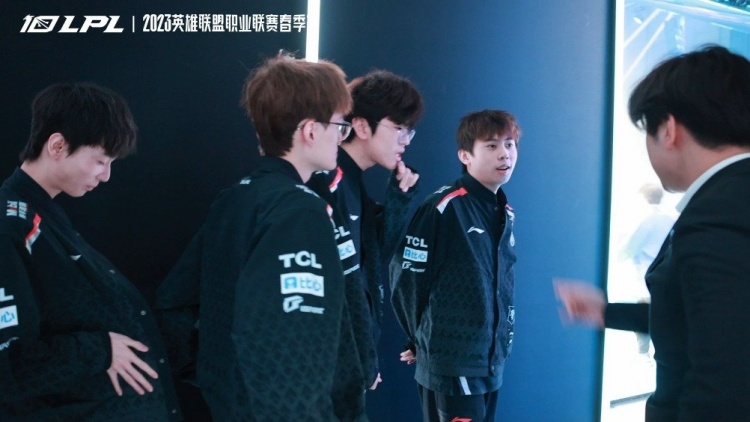 EDG赛前花絮:调皮Ale在学教练讲话