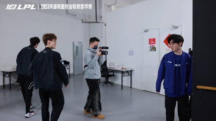 UP赛前花絮：跟老朋友FOFO打招呼的Doggo