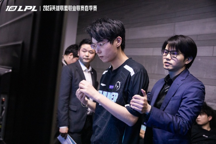 TT赛后返图:心态爆炸 全员休息室脸色极差