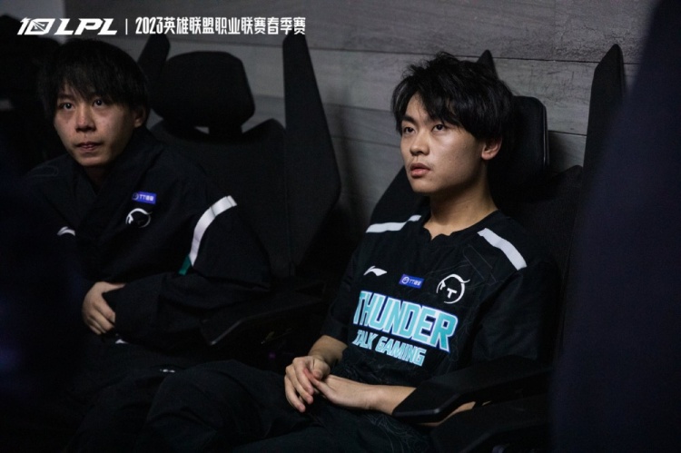 TT赛后返图:心态爆炸 全员休息室脸色极差