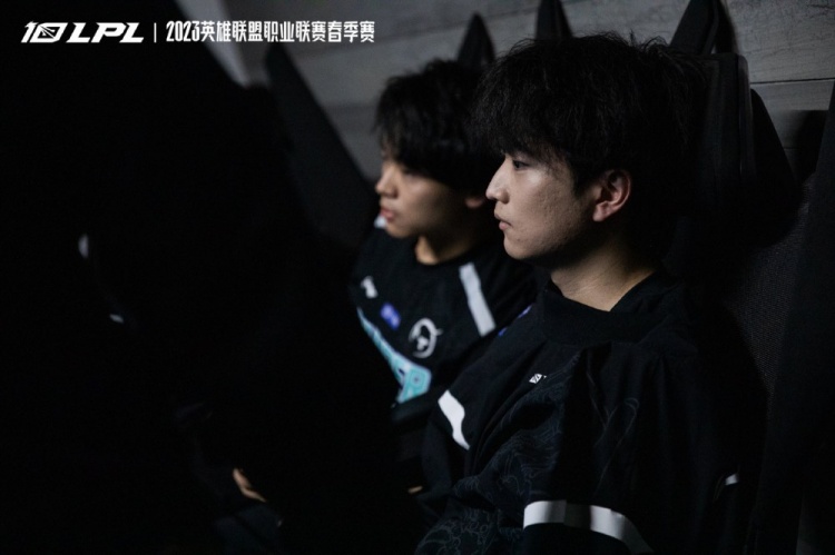 TT赛后返图:心态爆炸 全员休息室脸色极差