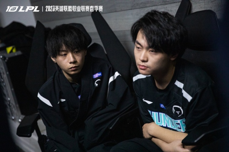 TT赛后返图:心态爆炸 全员休息室脸色极差