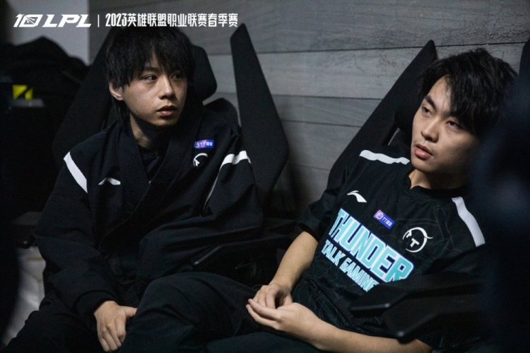 TT赛后返图:心态爆炸 全员休息室脸色极差