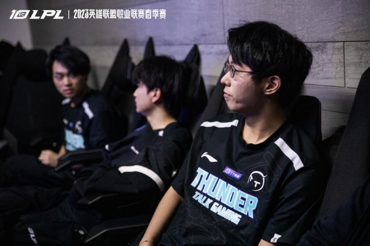 TT赛后返图:心态爆炸 全员休息室脸色极差