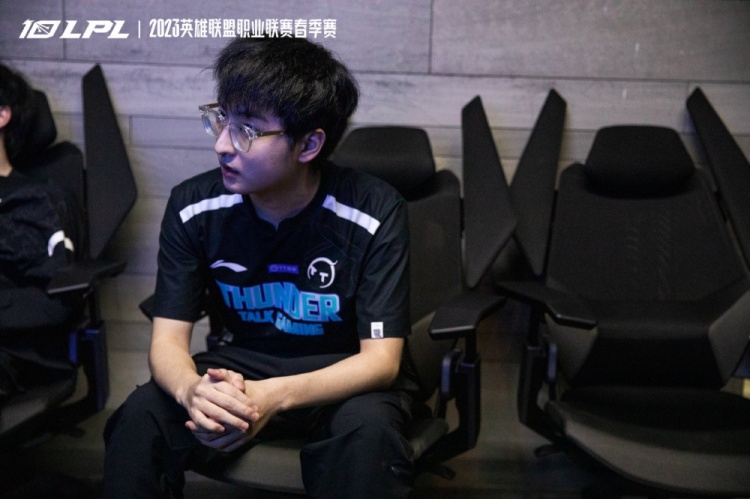 TT赛后返图:心态爆炸 全员休息室脸色极差