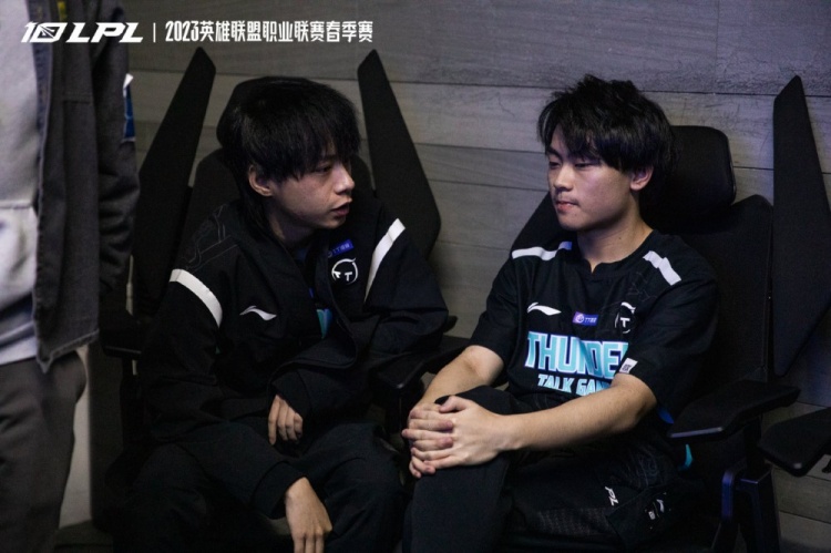 TT赛后返图:心态爆炸 全员休息室脸色极差