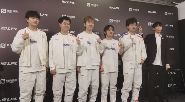LGD赛后群访 Meteor：第一局阵容没问题，我们后期失误太多了