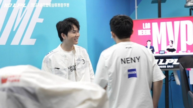 iG赛前花絮:跟neny斗舞的Ahn