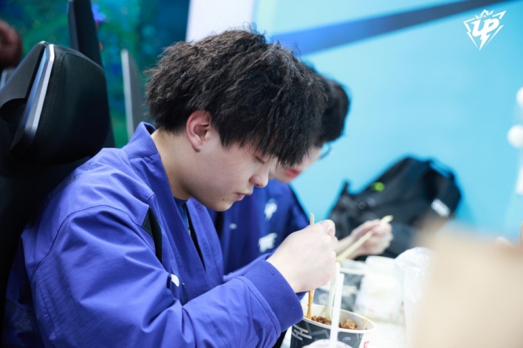 UP分享赛前返图:“闭目养神,补充能量,迎接今天的较量!”