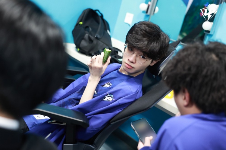 UP分享赛前返图:“闭目养神,补充能量,迎接今天的较量!”