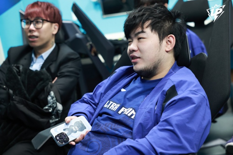 UP分享赛前返图:“闭目养神,补充能量,迎接今天的较量!”