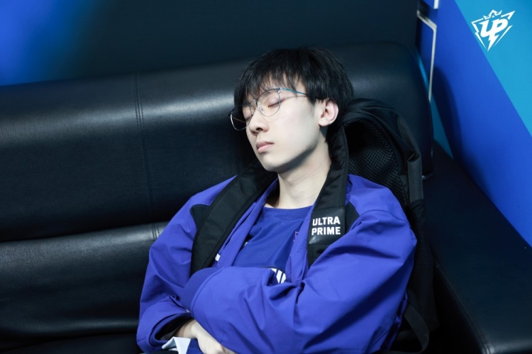 UP分享赛前返图:“闭目养神,补充能量,迎接今天的较量!”