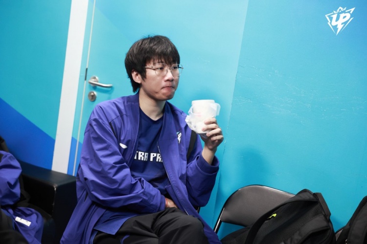 UP分享赛前返图:“闭目养神,补充能量,迎接今天的较量!”