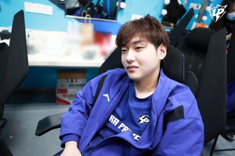 UP分享赛前返图:“闭目养神,补充能量,迎接今天的较量!”