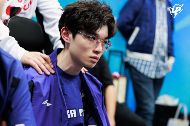 UP赛后返图:Ning两眼无神瘫坐椅子上