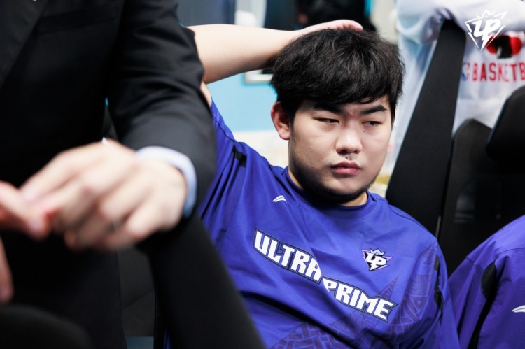 UP赛后返图:Ning两眼无神瘫坐椅子上