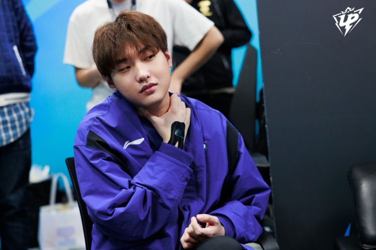 UP赛后返图:Ning两眼无神瘫坐椅子上