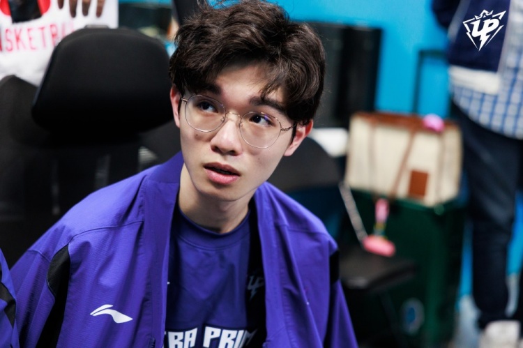 UP赛后返图:Ning两眼无神瘫坐椅子上