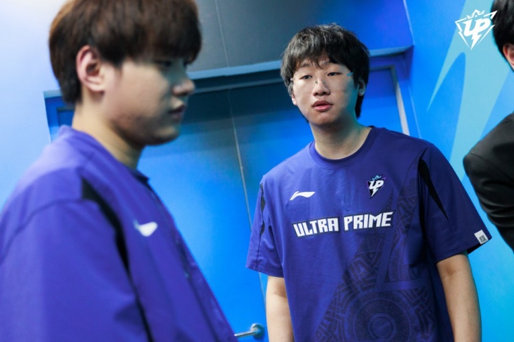 UP赛后返图:Ning两眼无神瘫坐椅子上