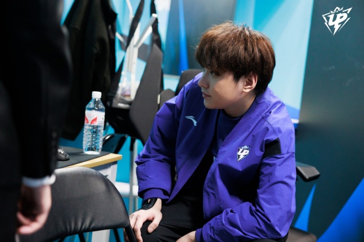 UP赛后返图:Ning两眼无神瘫坐椅子上