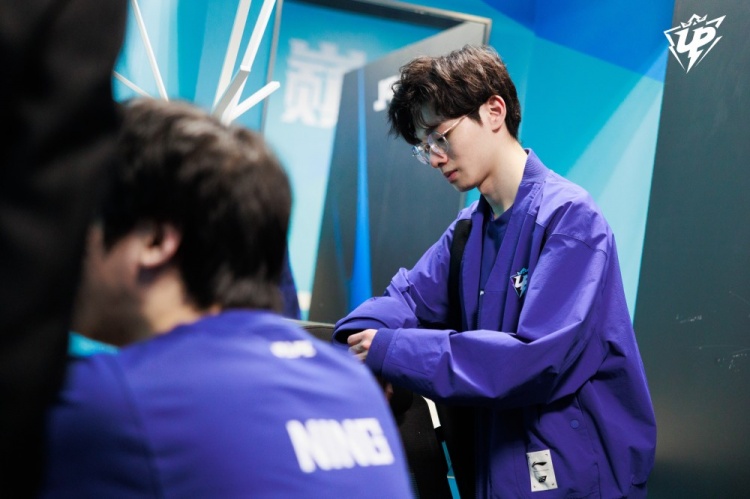 UP赛后返图:Ning两眼无神瘫坐椅子上