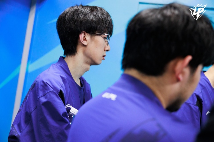 UP赛后返图:Ning两眼无神瘫坐椅子上